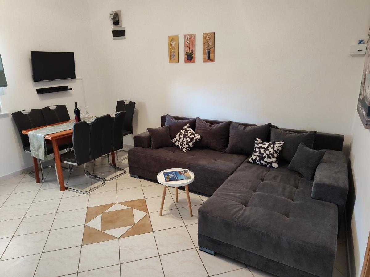 Edith's Olive Garden Apartment Vir