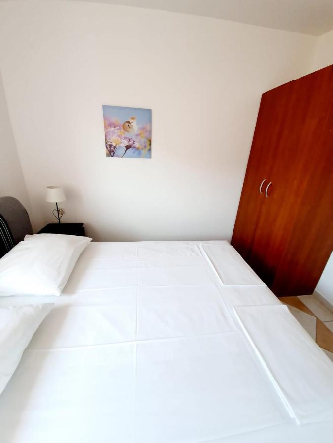 Edith's Olive Garden Apartment Vir